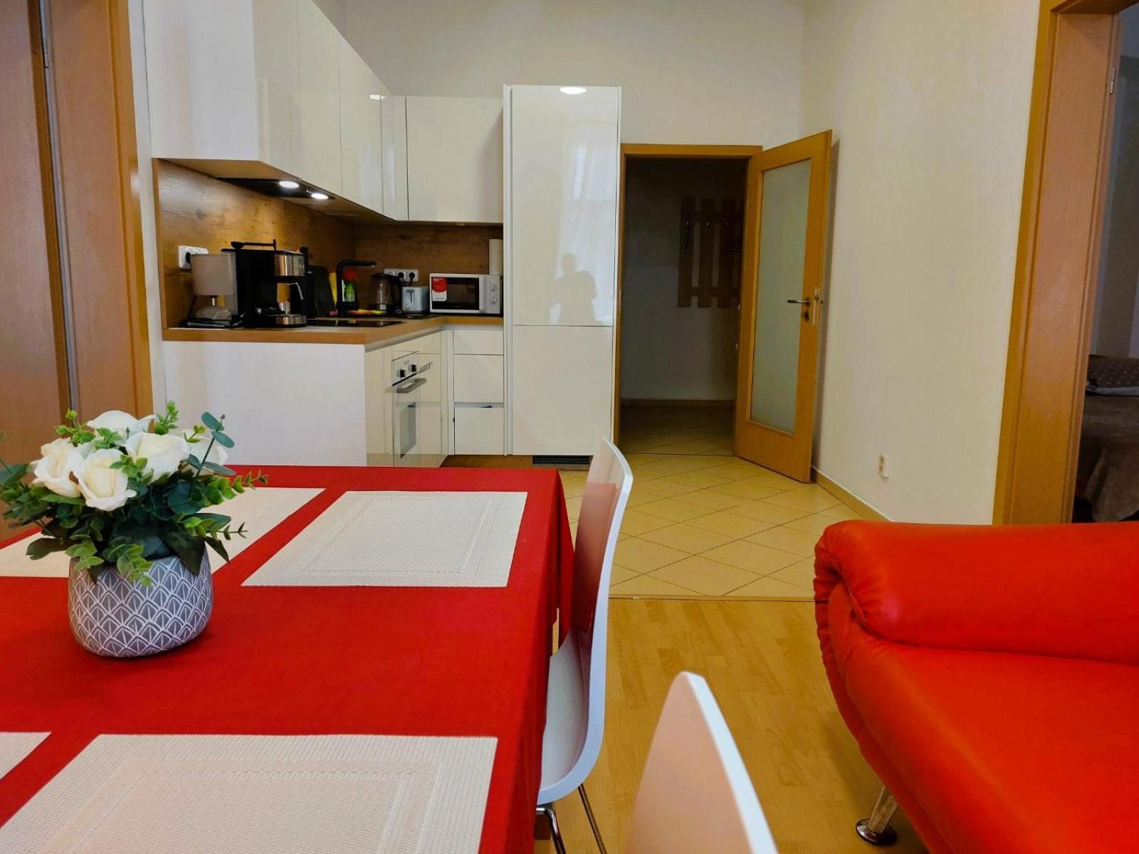 Prostorny Byt V Centru 3 Kk 80 M2 Градец-Кралове Экстерьер фото